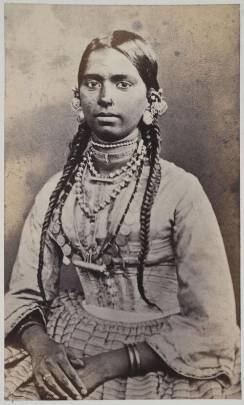 Studioportret van een jonge Indiase vrouw, afkomstig uit de omgeving van Madras (Brits-Indië), op…