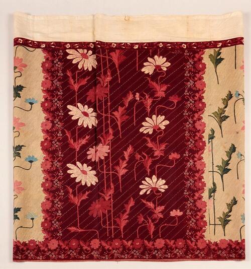 Gebatikte wikkelrok met patroon van bloemmotieven op een achtergrond van liris