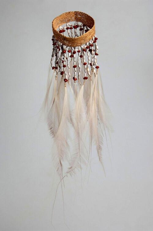 Rotan armband voor bovenarm, versierd met paradijsvogelveren en coixpitten