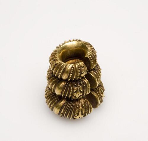 Gouden oorring voorzien van drie versierde ringen