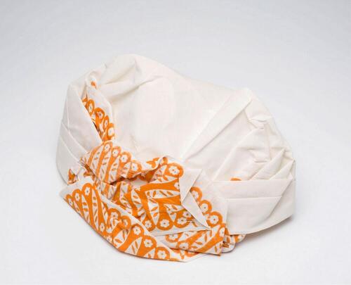 Gevouwen katoenen hoofddoek als onderdeel van een kotomis ensemble