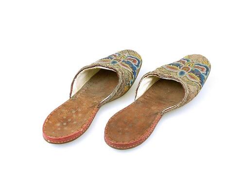 Paar met kralen geborduurde slippers