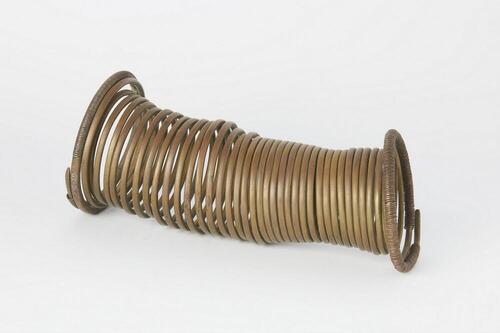 Armband, gedragen door een  vrouw als een kind besneden is