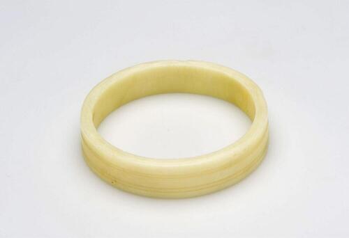 Plastic armband gedragen door vrouwen