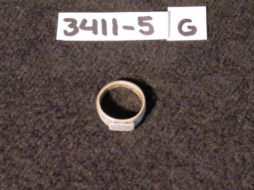 Zilveren ring met soort zegel aan de voorzijde