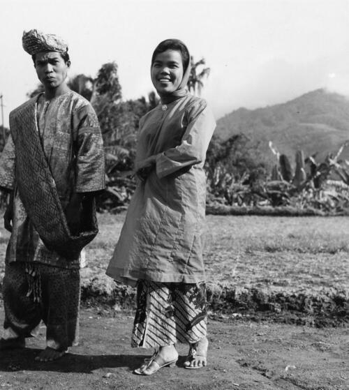 Dubbelportret van studenten van de Akademi Seni Karawitan Indonesia in streekgebonden kleding