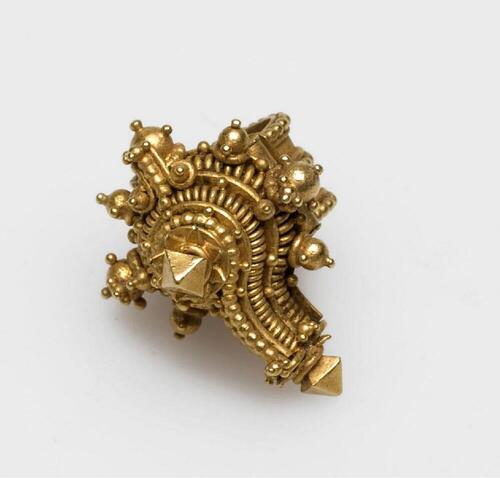 Gouden haarsieraad in de vorm van een schelp