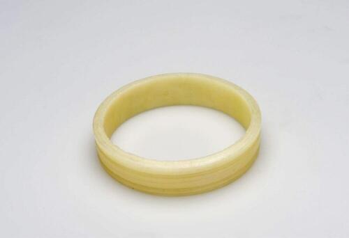 Plastic armband gedragen door vrouwen