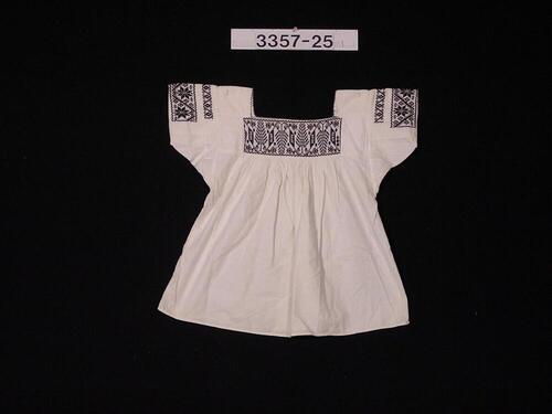 Katoenen vrouwenblouse met borduursel onder hals en bovenop de mouwen