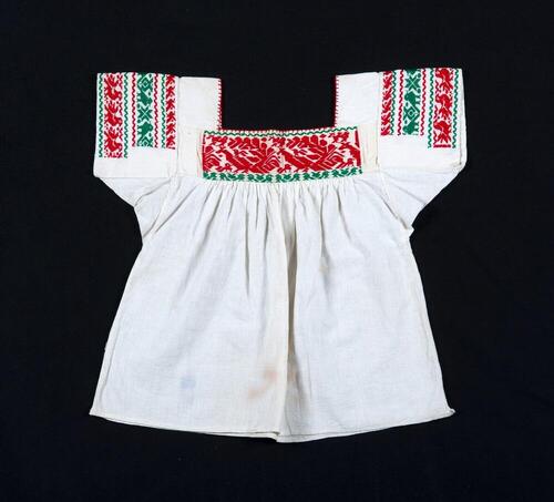 Witte blouse met vogelmotieven in het rood en groen
