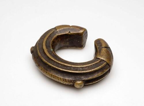 Ovaalvormige messingen armband met opening