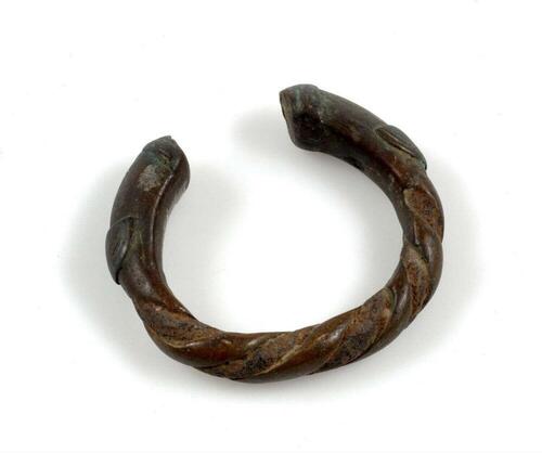 Gedraaide metalen armband