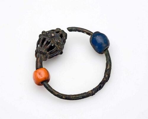 Bronzen oorhanger met kralen