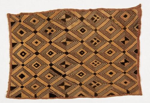 Raffia weefsel, geborduurd met geometrische motieven