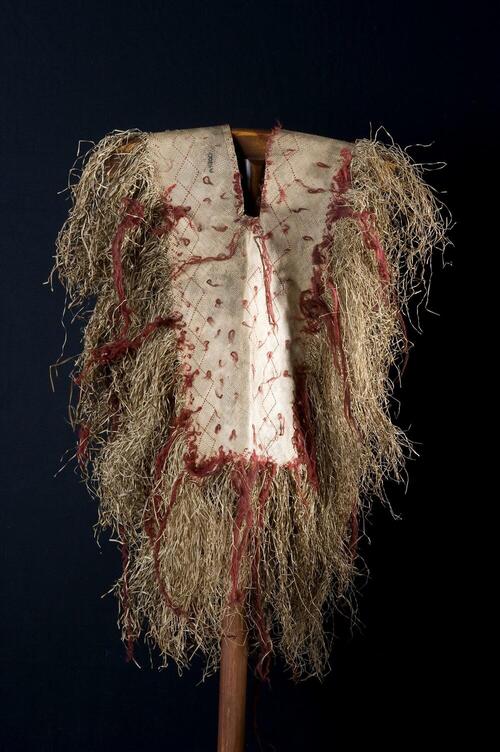 Cloak made of pandanus fibres and decorated with red wool