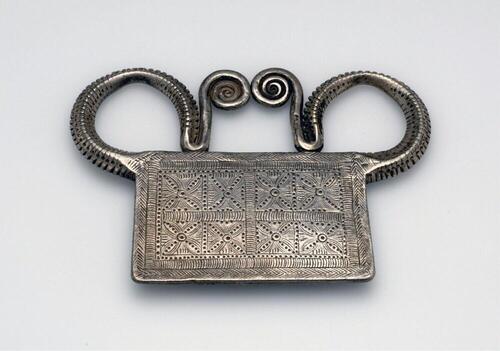 Zilveren hanger, gebruikt als amulet