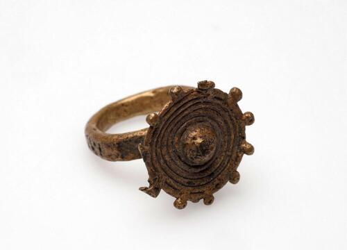 Messingen vingerring met een ornament in de vorm van een getand wiel