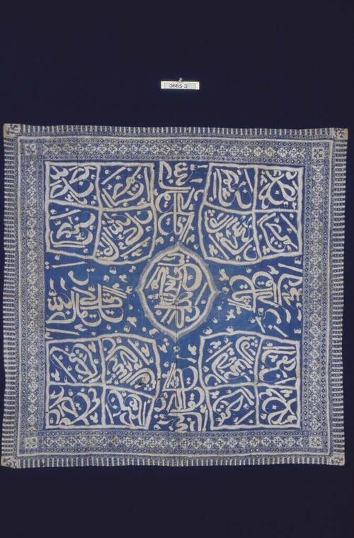 Blauw-witte hoofddoek voor man met Arabische kalligrafie