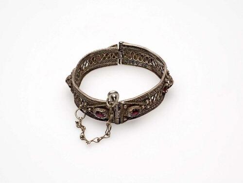 Zilveren armband met rode stenen