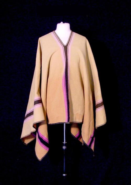 Bruine wollen poncho met zwarte en paarse strepen