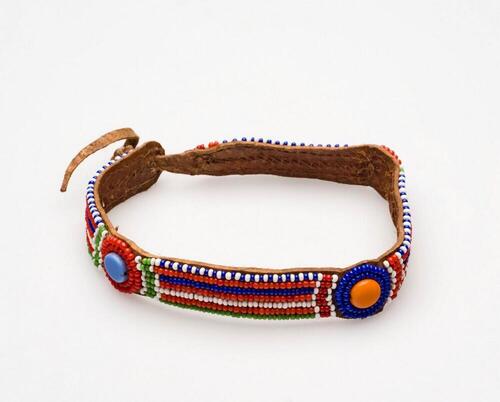 Leren armband met kraalversiering