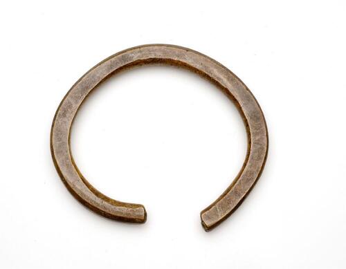 Bronzen arm- of beenring