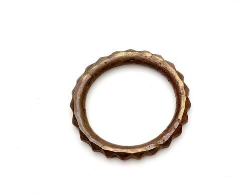 Koperen armband aan de zijkant voorzien van facetten