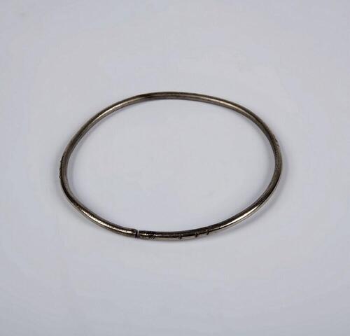 Armband, die gedragen wordt bij het candomblé kostuum voor de godin Iemanjá