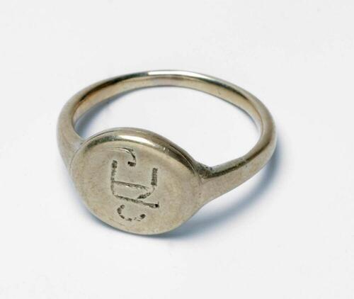 Metalen ring met een medaillon