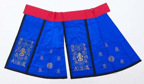 Rok, onderdeel van kleding voor een dode