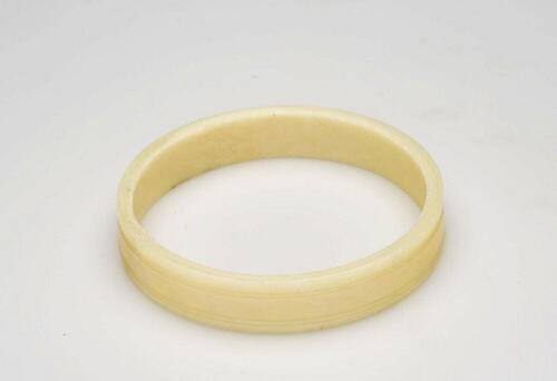 Plastic armband gedragen door vrouwen