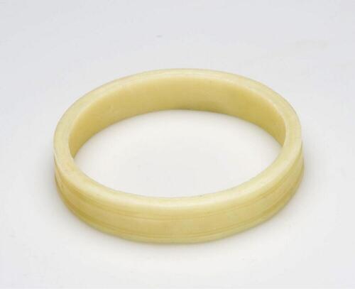 Plastic armband gedragen door vrouwen