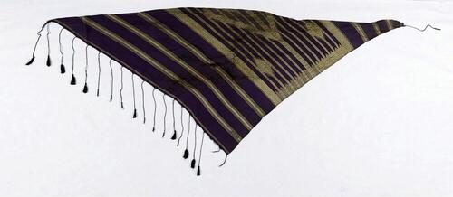 Katoenen hoofddoek versierd met een patroon van ruiten en sterren, onderdeel van een theaterkostuum