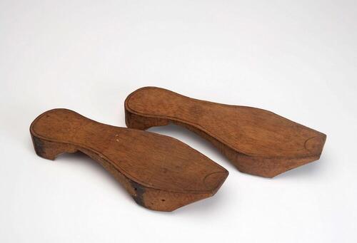 Een paar houten gesneden houten sandalen