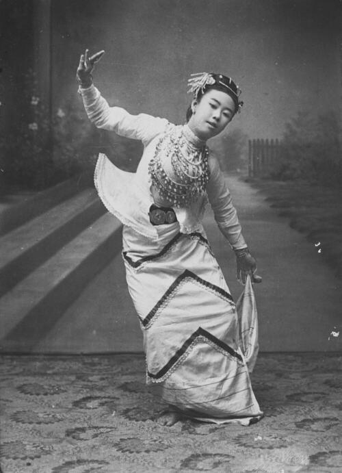 Birmese danseres in danspose voor een fotografisch achtergonddoek