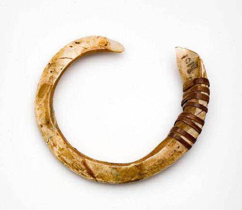 Bracelet, made of ground pearl-shell