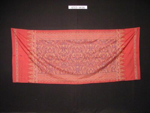 Rood zijden schouderdoek, met ornament in inslagikat
