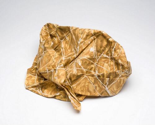 Bedrukte katoenen hoofddoek als onderdeel van een kotomisi ensemble
