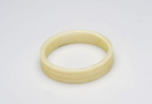 Plastic armband gedragen door vrouwen
