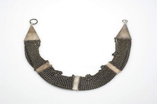 Ketting ter versiering van een mannenhoofddoek
