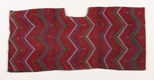 Rode huipil met geometrische motieven