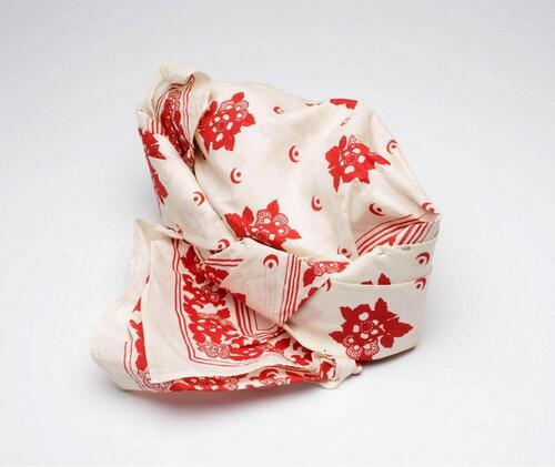 Gevouwen Surinaams-Creoolse hoofddoek, gedragen bij een kotomisi