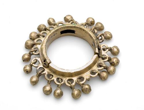 Armband gedragen door vrouwen