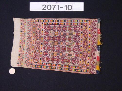 Eindslip van een schaamgordel met ornament in sungkittechniek