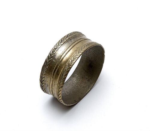 Messingen armband, versierd met snoerornament