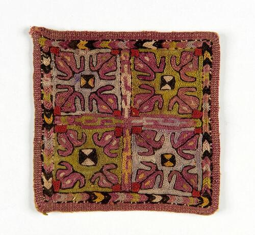 Amulet van textiel met patronen versierd