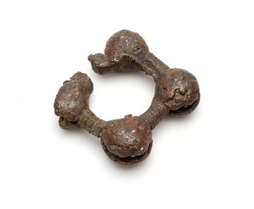 Bronzen armring met schellen