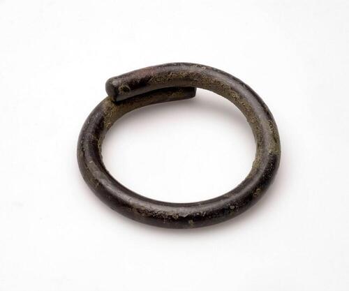 Bronzen armband van een paar armbanden