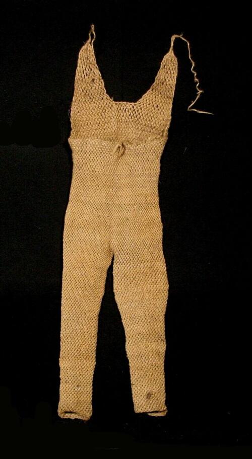 Kostuum met lange mouwen en lange broek van geknoopt kokosvezel