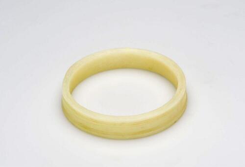 Plastic armband gedragen door vrouwen